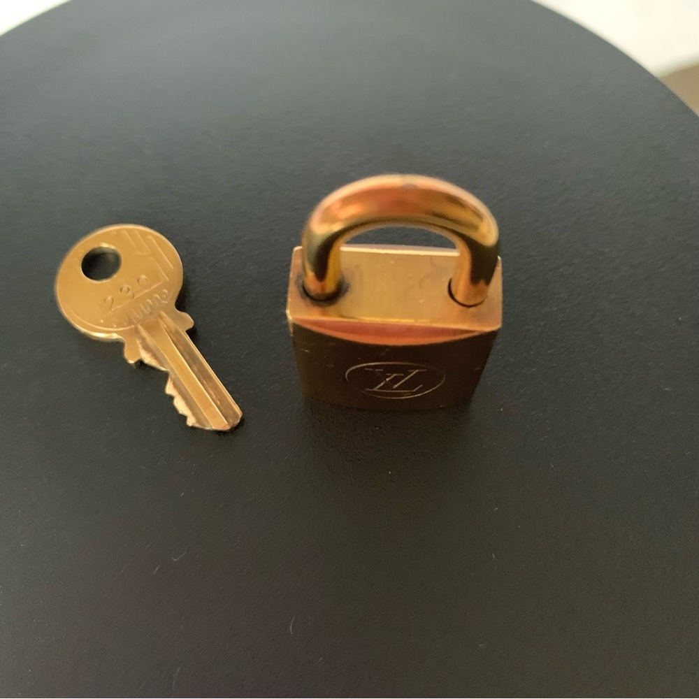 Louis Vuitton Padlock and Key Rare 200 Series # 230 - Picture 5 of 8